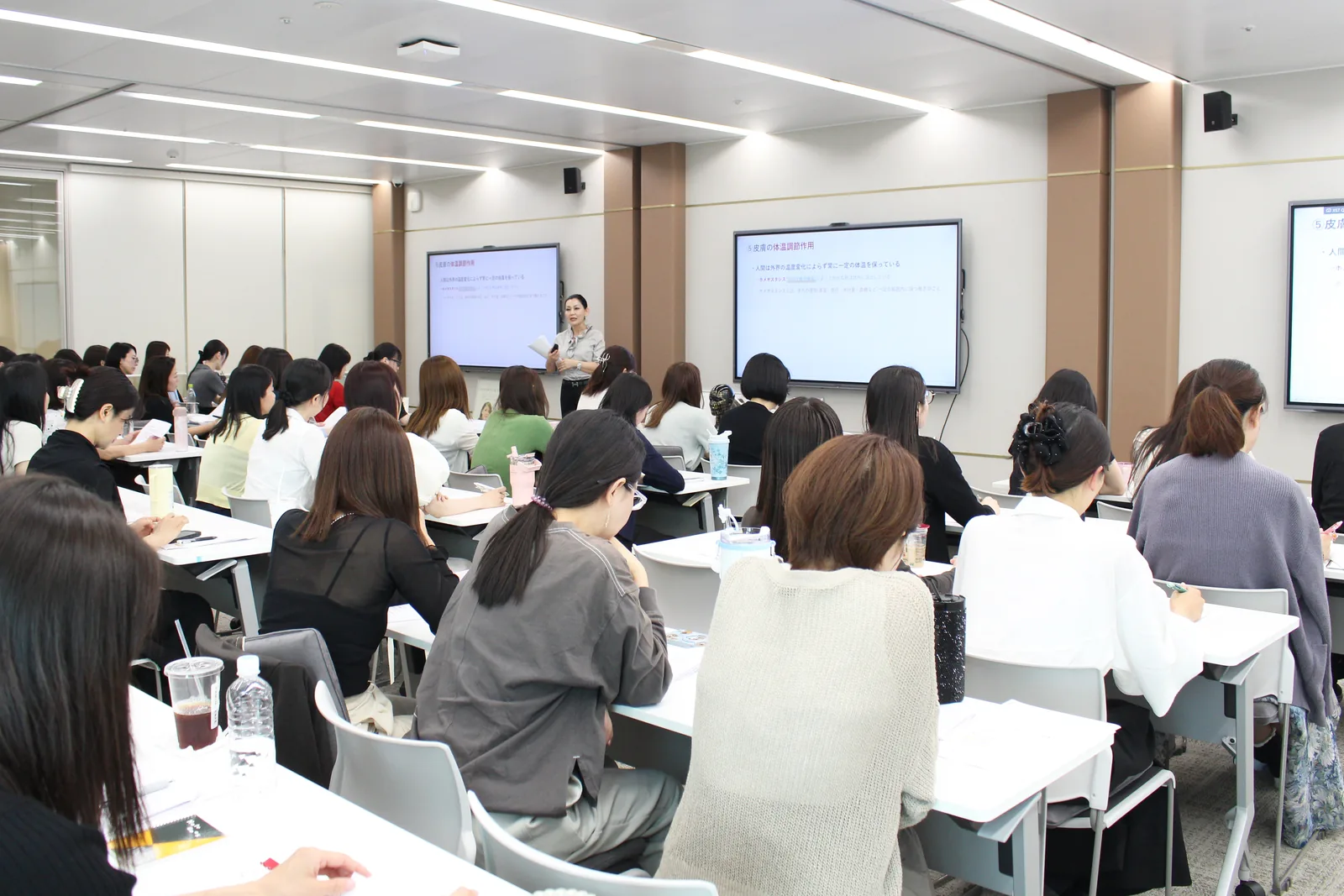 社内研修を受講する社員の皆様