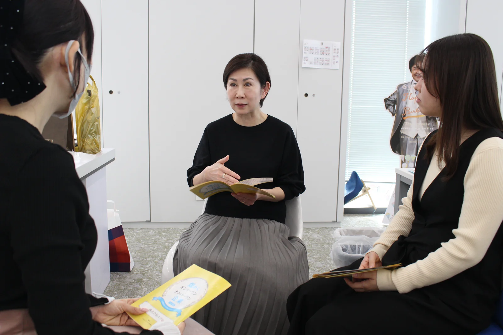 冊子を手に対話する様子