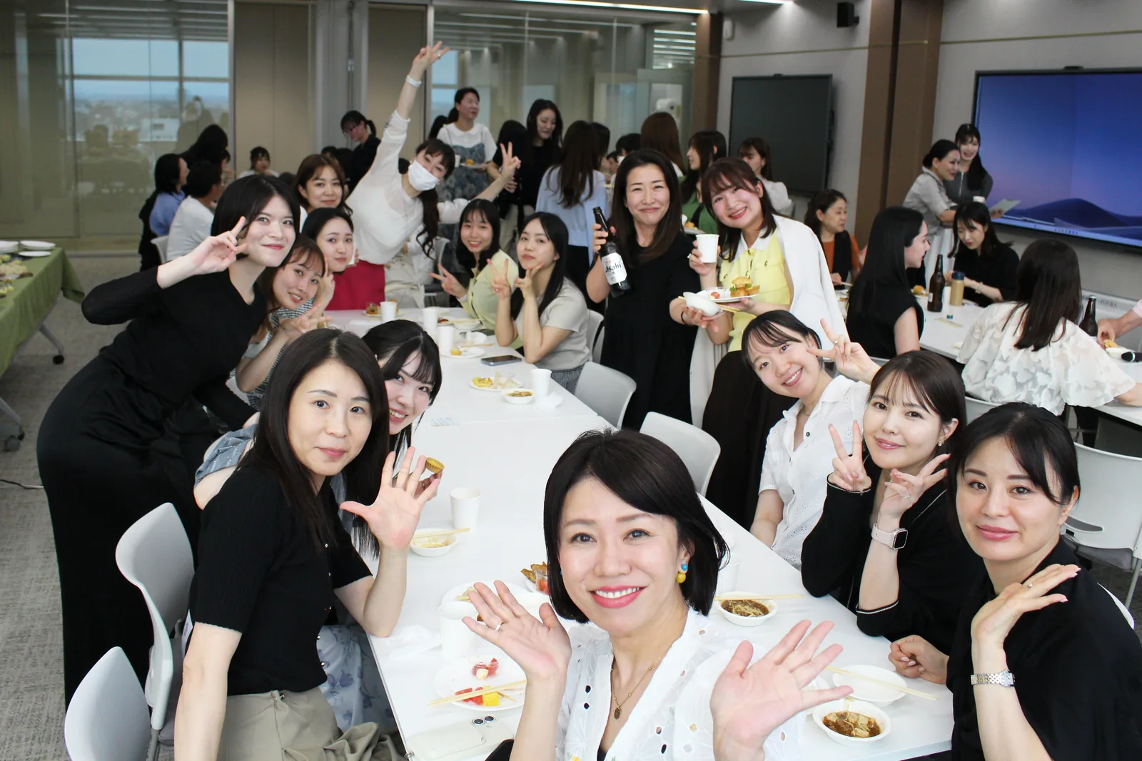 社員の皆様が集まる歓迎会の様子