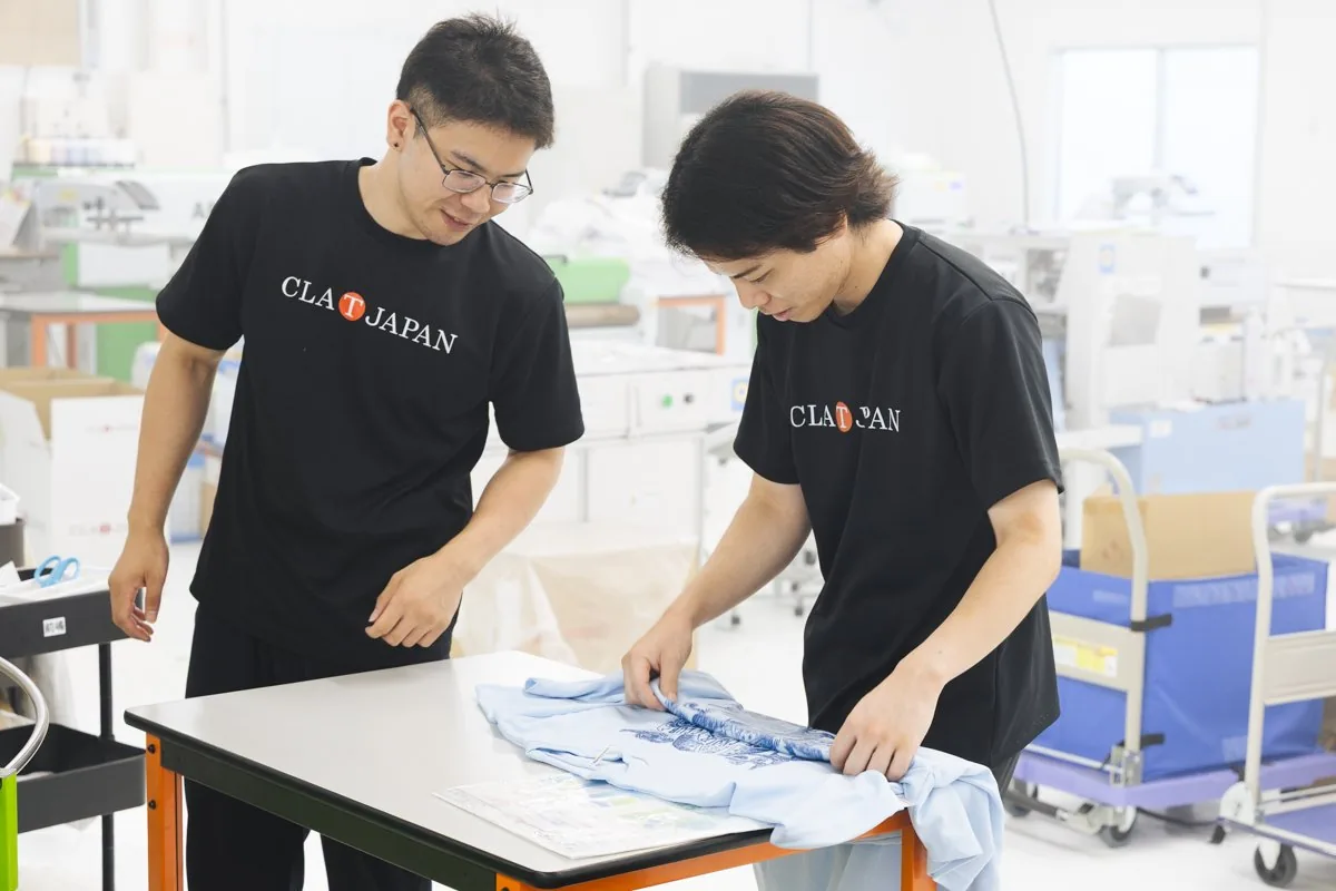 製品を確認する社員の皆様