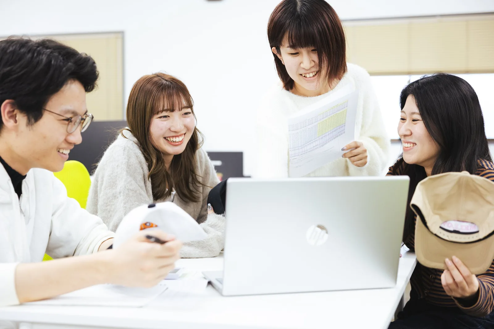 製品を囲んで打ち合わせをする社員の皆様
